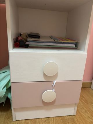 Escritorio blanco con cajones