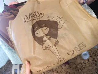 Bolso de hombro rosa y gris con estampado