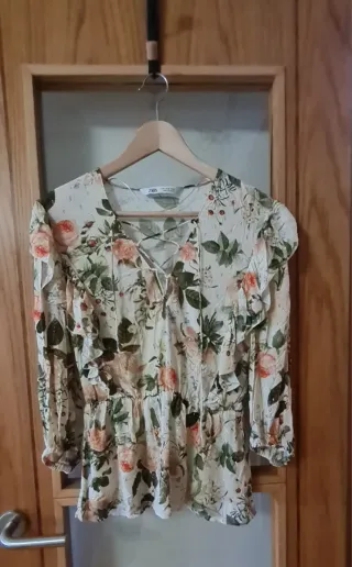Blusa Zara floral volantes talla XS