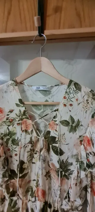 Blusa Zara floral volantes talla XS