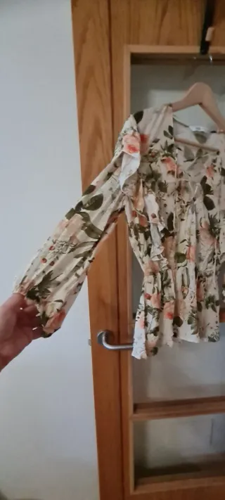 Blusa Zara floral volantes talla XS