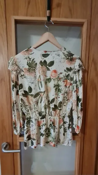 Blusa Zara floral volantes talla XS