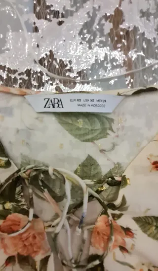 Blusa Zara floral volantes talla XS