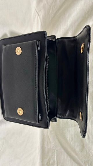 Bolso negro acolchado con cadena