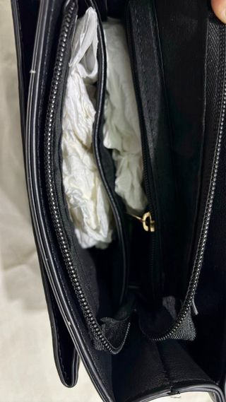 Bolso negro acolchado con cadena