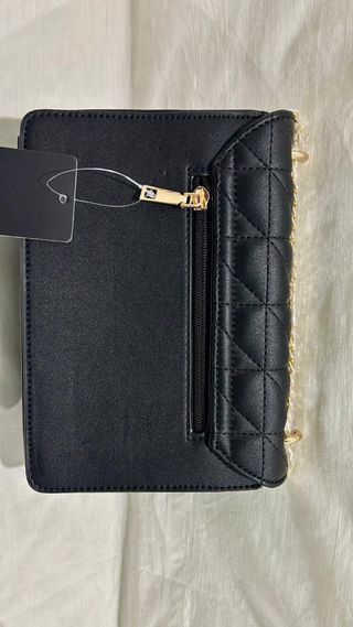 Bolso negro acolchado con cadena