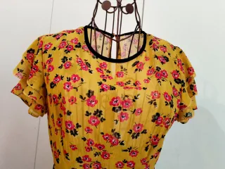 Abito giallo con fiori rosa