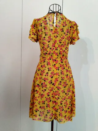 Abito giallo con fiori rosa