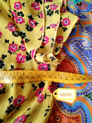 Abito giallo con fiori rosa