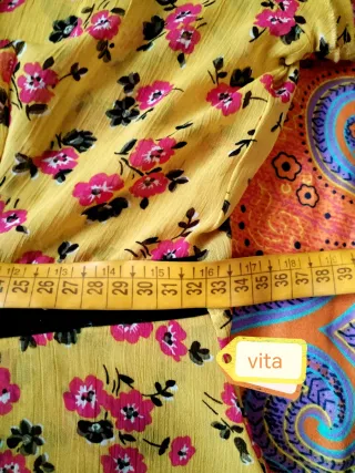 Abito giallo con fiori rosa