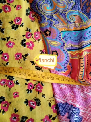 Abito giallo con fiori rosa