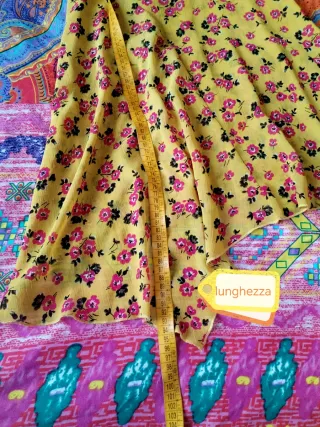 Abito giallo con fiori rosa