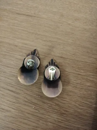 Pendientes dorados con cristal muy antiguo
