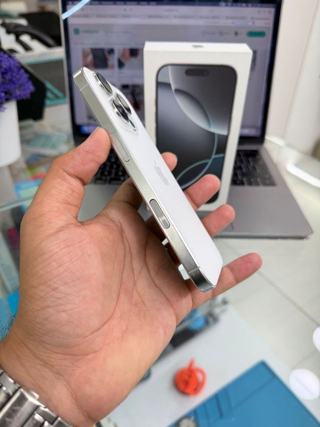 iPhone 16 Pro Max 256GB Semi Nuevo