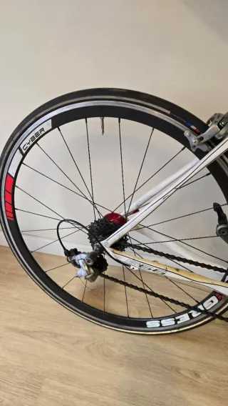 Bicicleta de carretera LOOK blanca