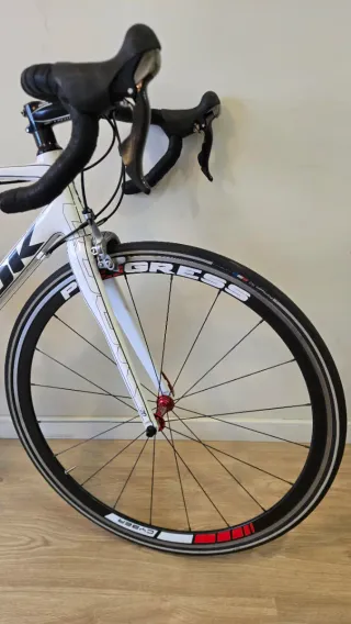 Bicicleta de carretera LOOK blanca