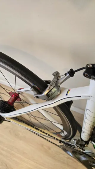 Bicicleta de carretera LOOK blanca