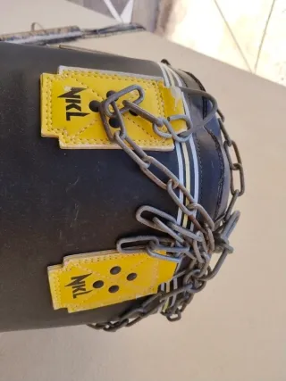 Saco de boxeo negro con detalles amarillos