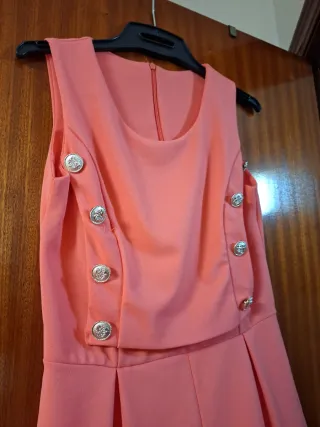 Mono corto verano rosa con botones dorados