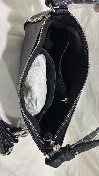 Bolso negro con tachuelas