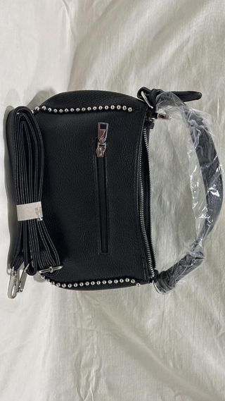 Bolso negro con tachuelas