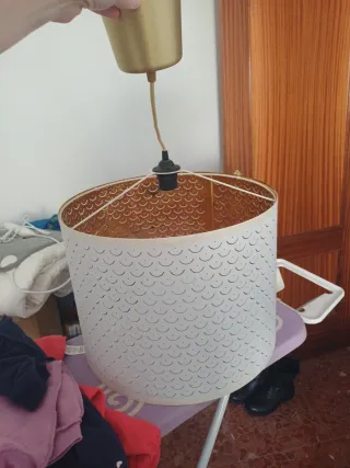 Lámpara de techo Ikea blanca y dorada