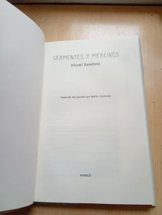 Serpientes y piercings (Emecé) (Spanish Edition)