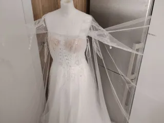 Vestido de fiesta blanco con pedrería