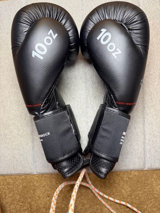 Guantes de Boxeo Decathlon 10oz color negros.