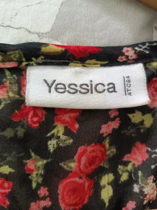 Blusa Yessica floral negra y roja talla S