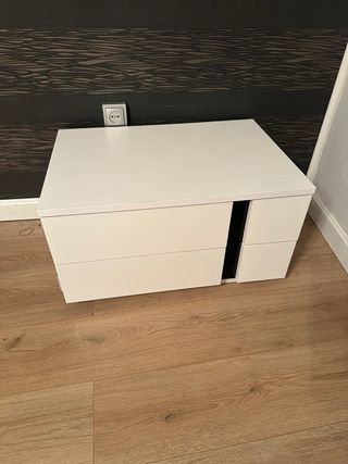 Cómoda blanca con 2 mesitas