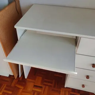 Escritorio blanco con cajones