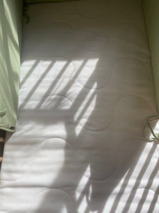 Cuna Ikea con colchón y protector