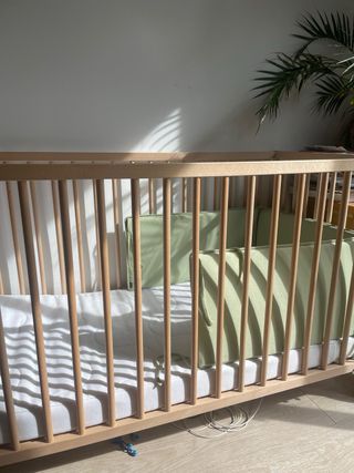 Cuna Ikea con colchón y protector
