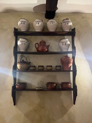 Estantería rústica con tarros de cerámica