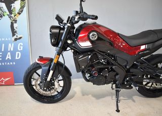 Benelli Leoncino 250 Roja y Negra