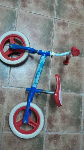 Bici sin pedales azul y roja.