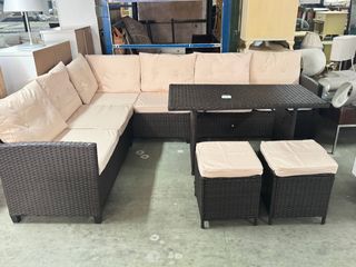 Conjunto de exterior: sofá rinconera, mesa y puffs