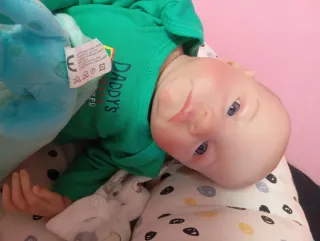 Muñeco Reborn con Cuna nido y Ropa