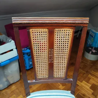 Silla antigua de madera y ratán