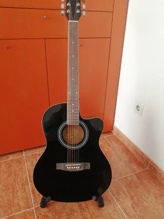 Guitarra acústica con Funda y soporte. Impecable!