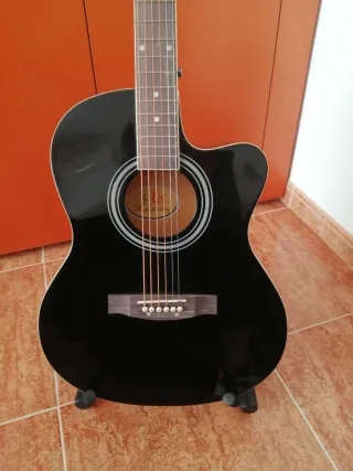 Guitarra acústica con Funda y soporte. Impecable!