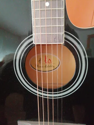 Guitarra acústica con Funda y soporte. Impecable!