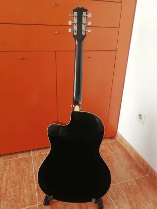 Guitarra acústica con Funda y soporte. Impecable!