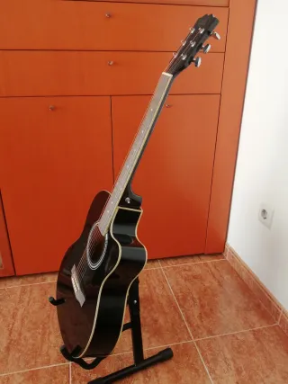 Guitarra acústica con Funda y soporte. Impecable!