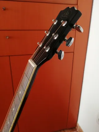 Guitarra acústica con Funda y soporte. Impecable!