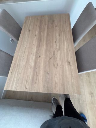 Mesa de madera extensible  con 4 sillas