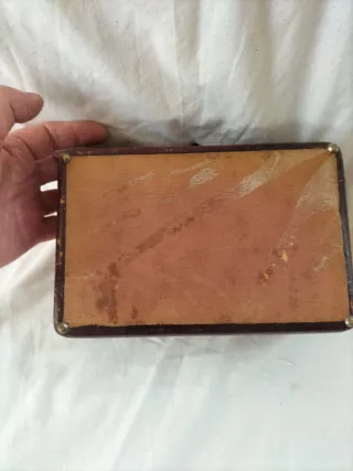 Caja antigua francesa de cuero forrada en seda