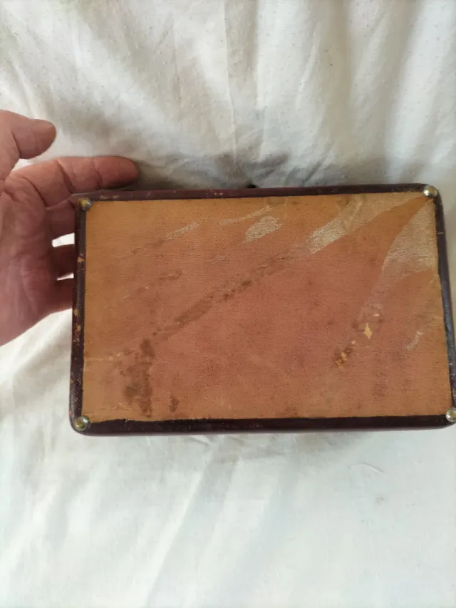 Caja antigua francesa de cuero forrada en seda