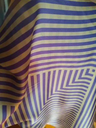 Falda satinada azul y blanca